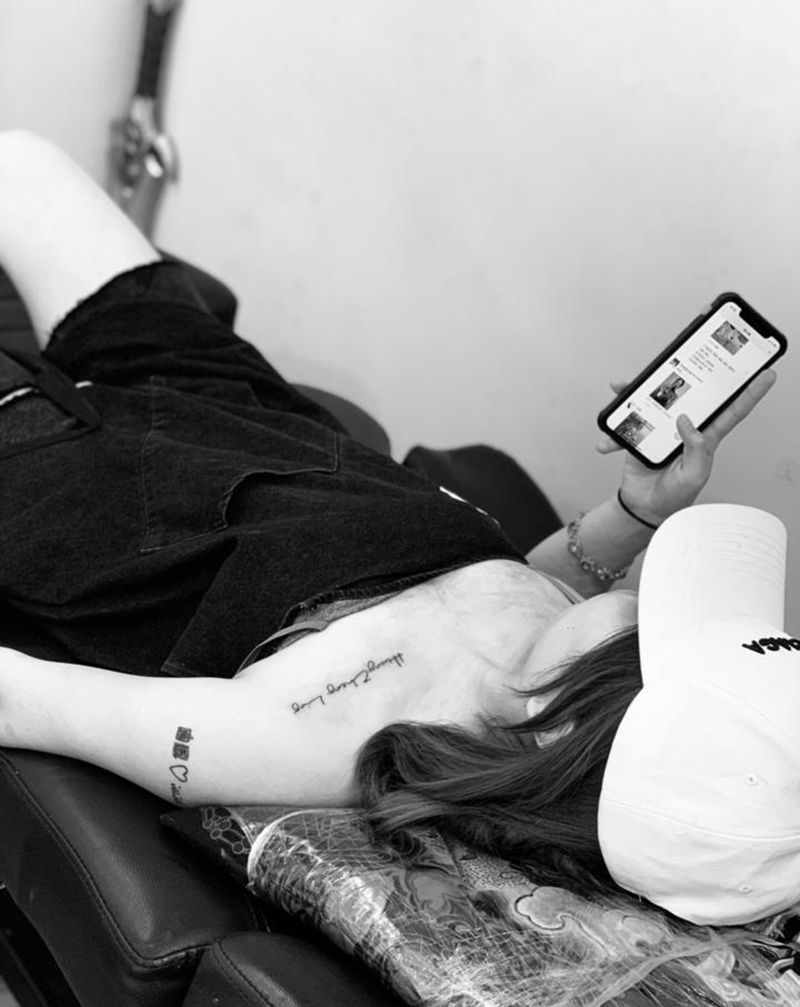 今日作品更新 #花体英文小清新纹身图片_肩部花体字字母小清新纹身图案