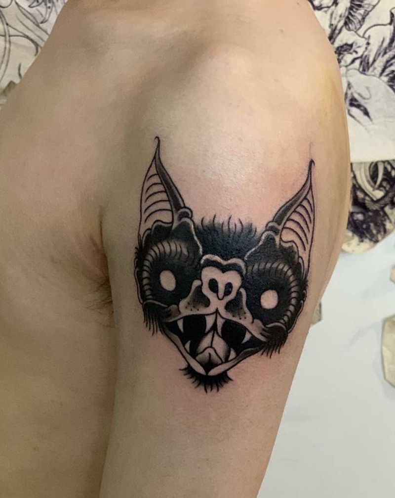 今日作品更新 #遮盖 #纹身图片_手臂Old School蝙蝠纹身图案