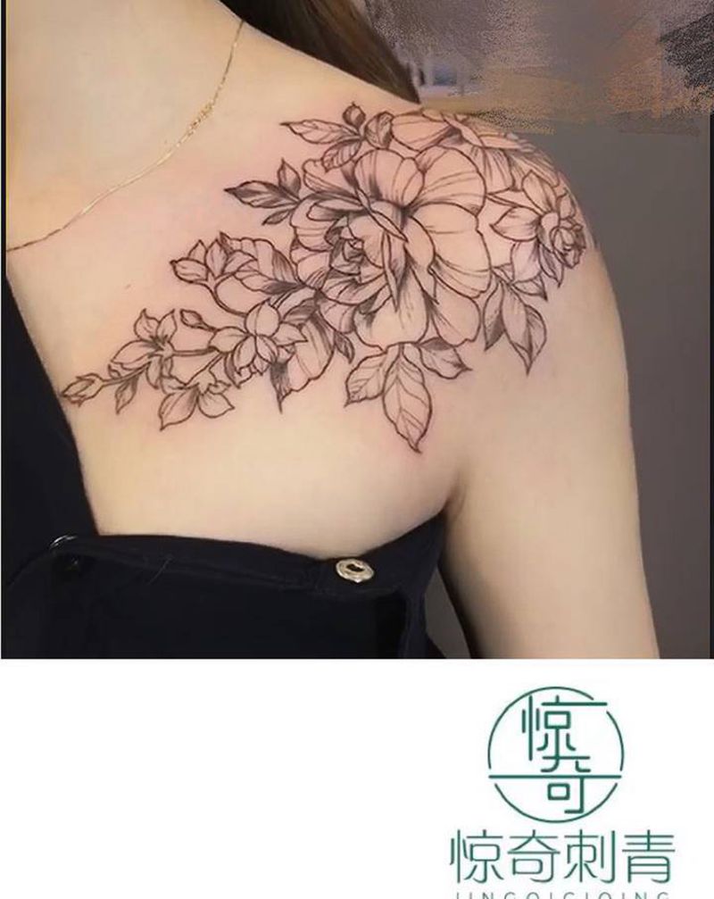 素花纹身图片_肩部胸部纹身图案