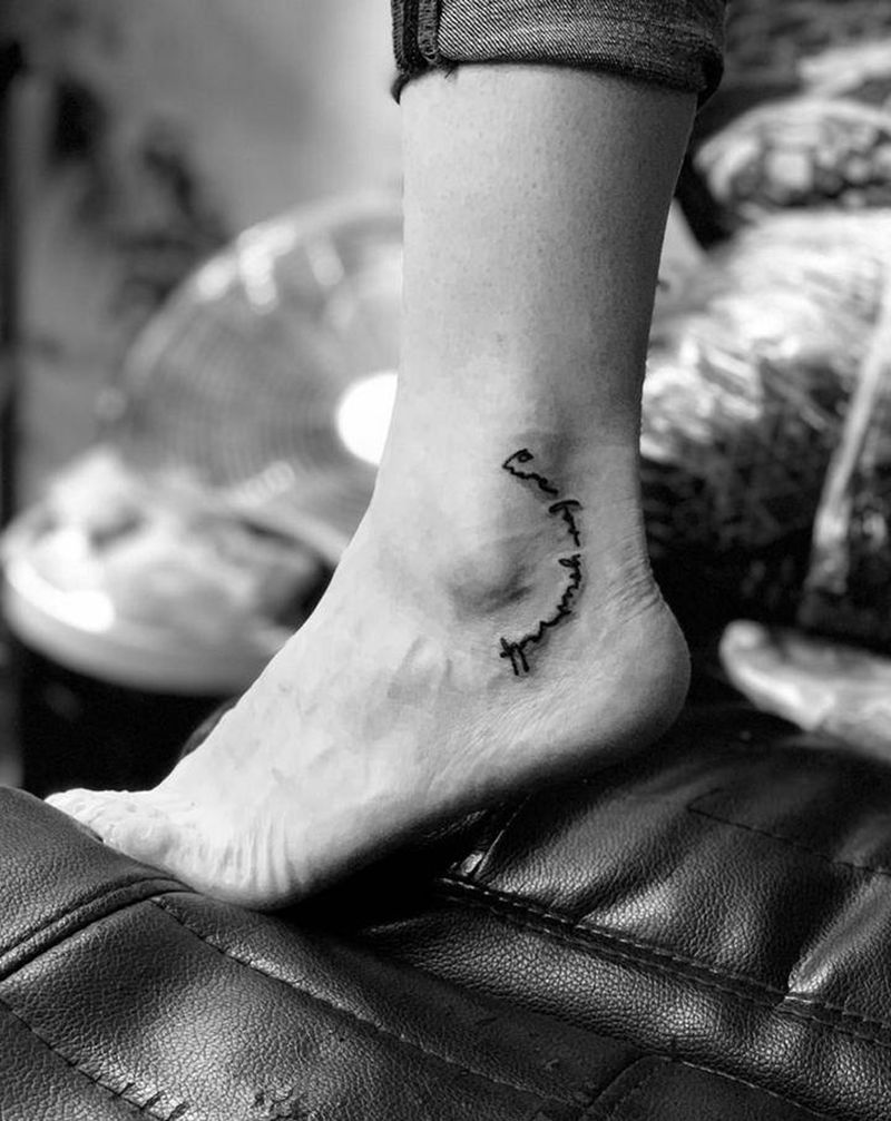 今日作品更新 #小清新纹身图片_脚部花体字小清新纹身图案