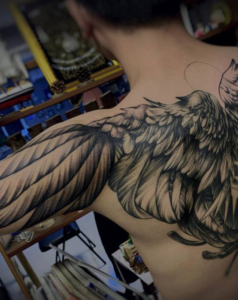 翅膀纹身图片_欧美写实纹身图案