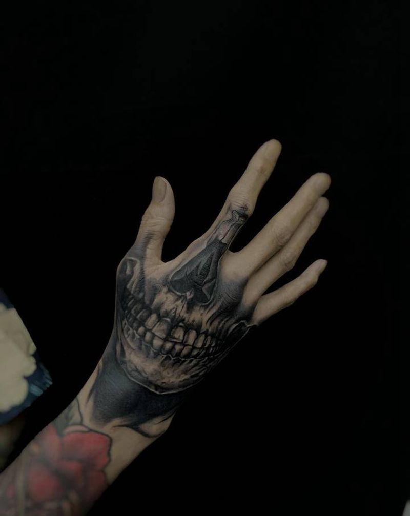 骷髅纹身图片_手部欧美写实纹身图案