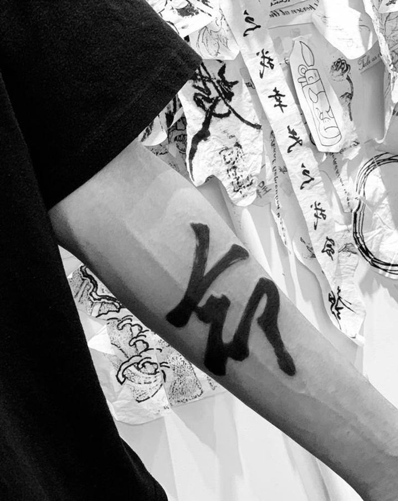 今日作品更新 #耗时25分钟纹身图片_手部水墨命纹身图案