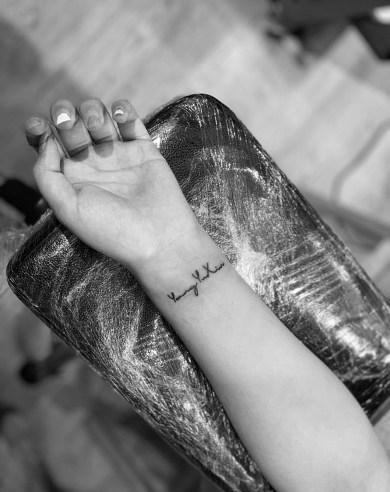 今日作品更新 #小清新 #纹身图片_手部花体字字母纹身图案