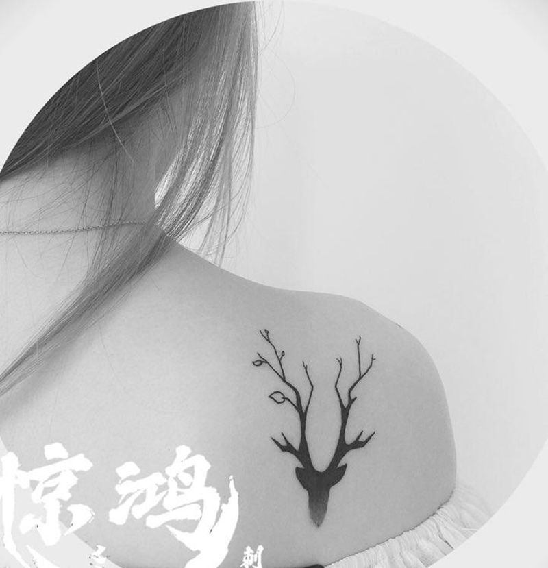 小鹿头纹身图片_肩部纹身图案