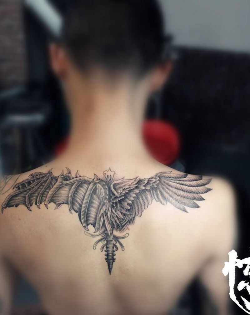 翅膀纹身图片_背部纹身图案