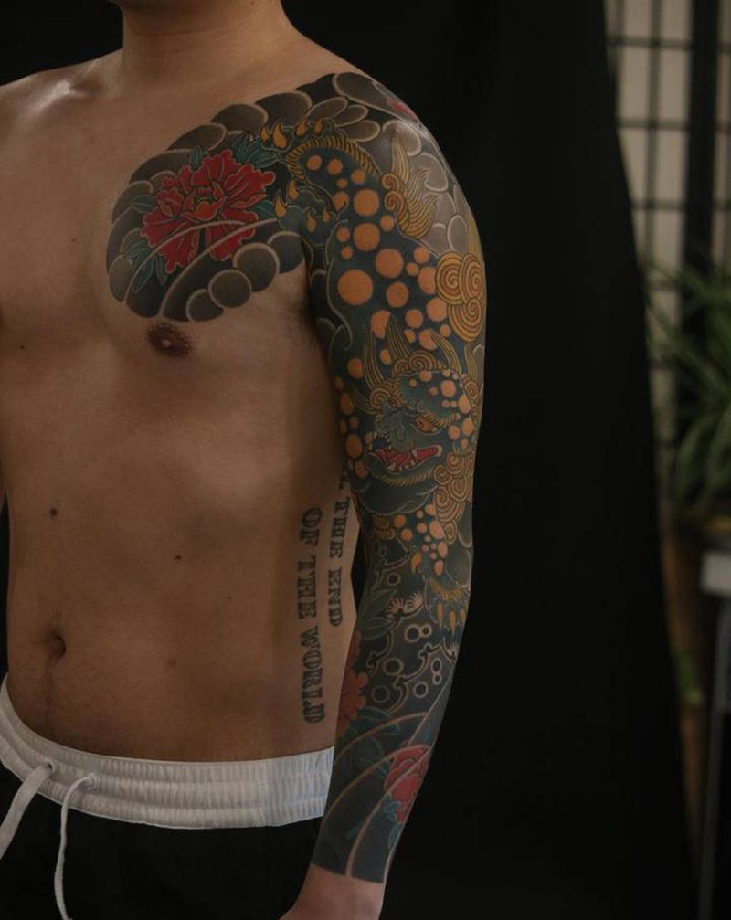 唐狮牡丹纹身图片_胸部手臂老传统唐狮牡丹花臂纹身图案