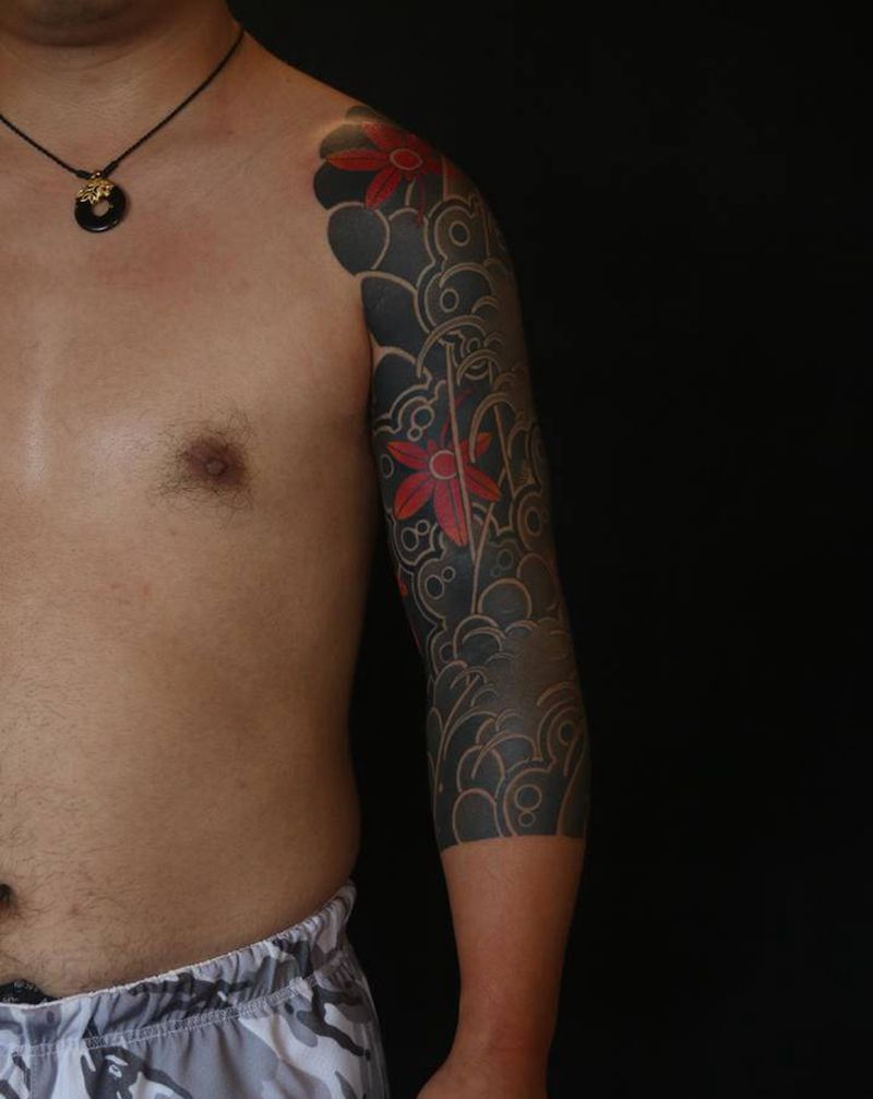 七分袖纹身图片_肩部手臂老传统枫叶水浪七分袖纹身图案