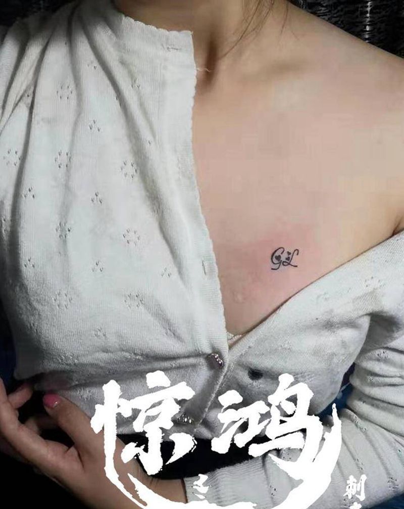 小字母纹身图片_胸部纹身图案