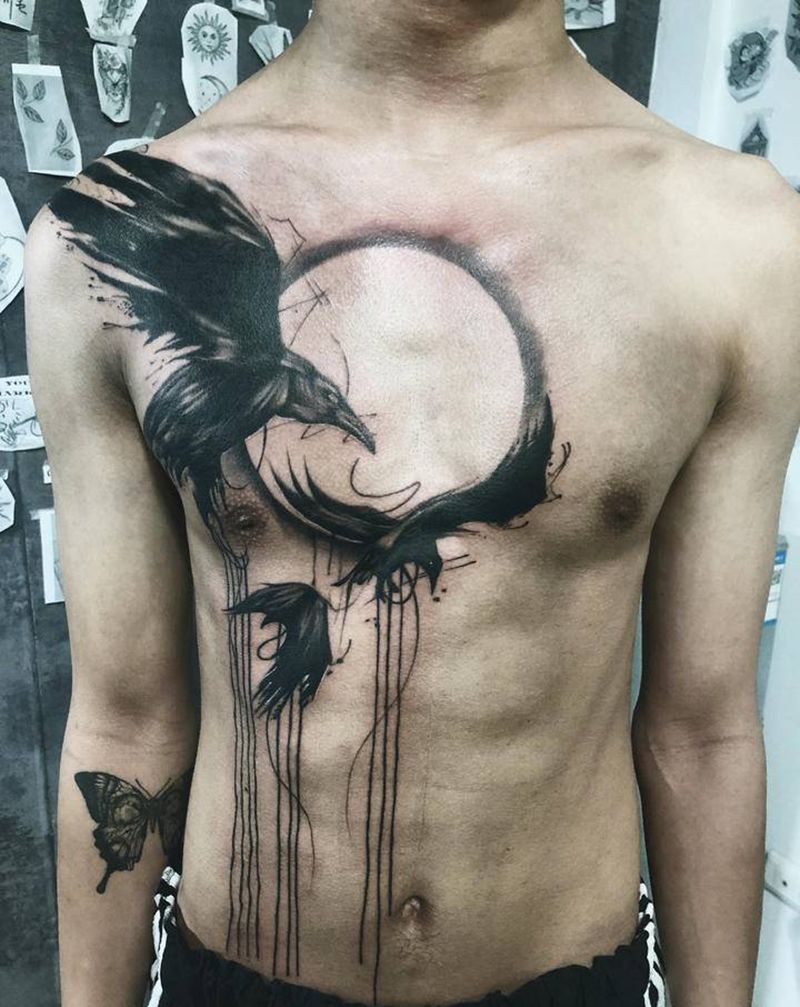 水墨乌鸦纹身图片_胸部水墨纹身图案