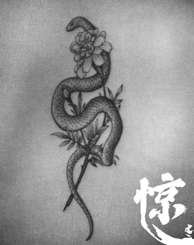 素花 小蛇纹身图片_背部纹身图案