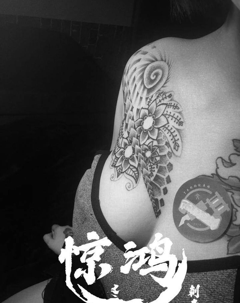 点刺小图纹身图片_胸部点刺纹身图案