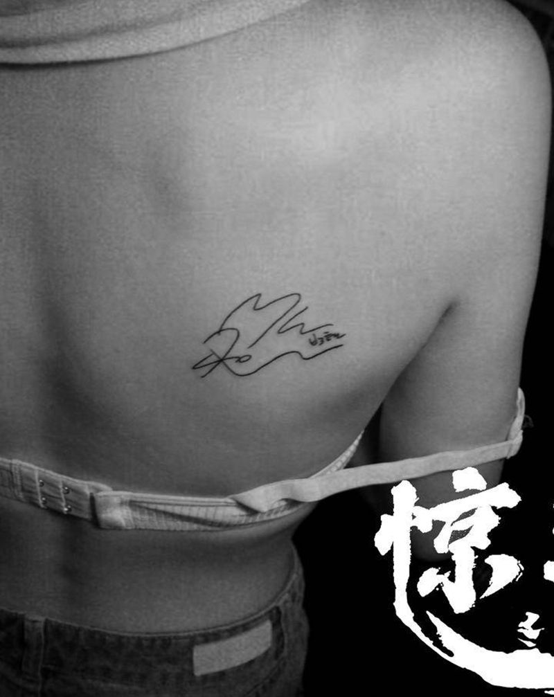 偶像的签名纹身图片_背部纹身图案