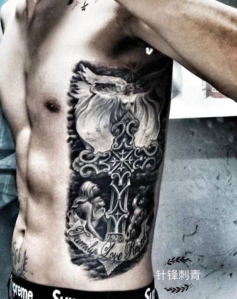 天使纹身图片_腹部欧美写实纹身图案