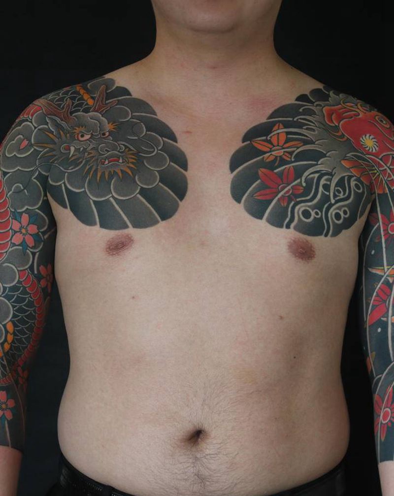 半胛。纹身图片_肩部手臂老传统鲤鱼龙樱花纹身图案