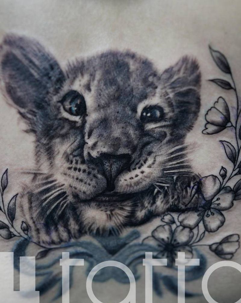 小狮子纹身图片_背部欧美写实纹身图案