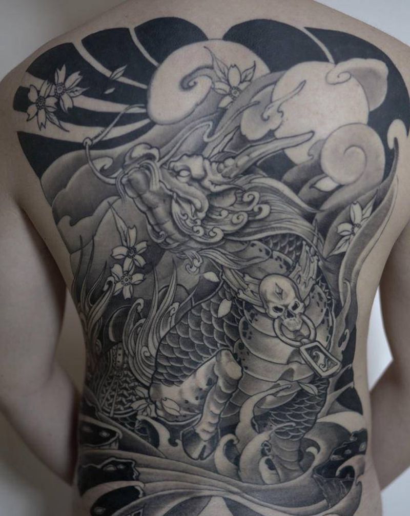 麒麟满背纹身图片_背部新传统纹身图案
