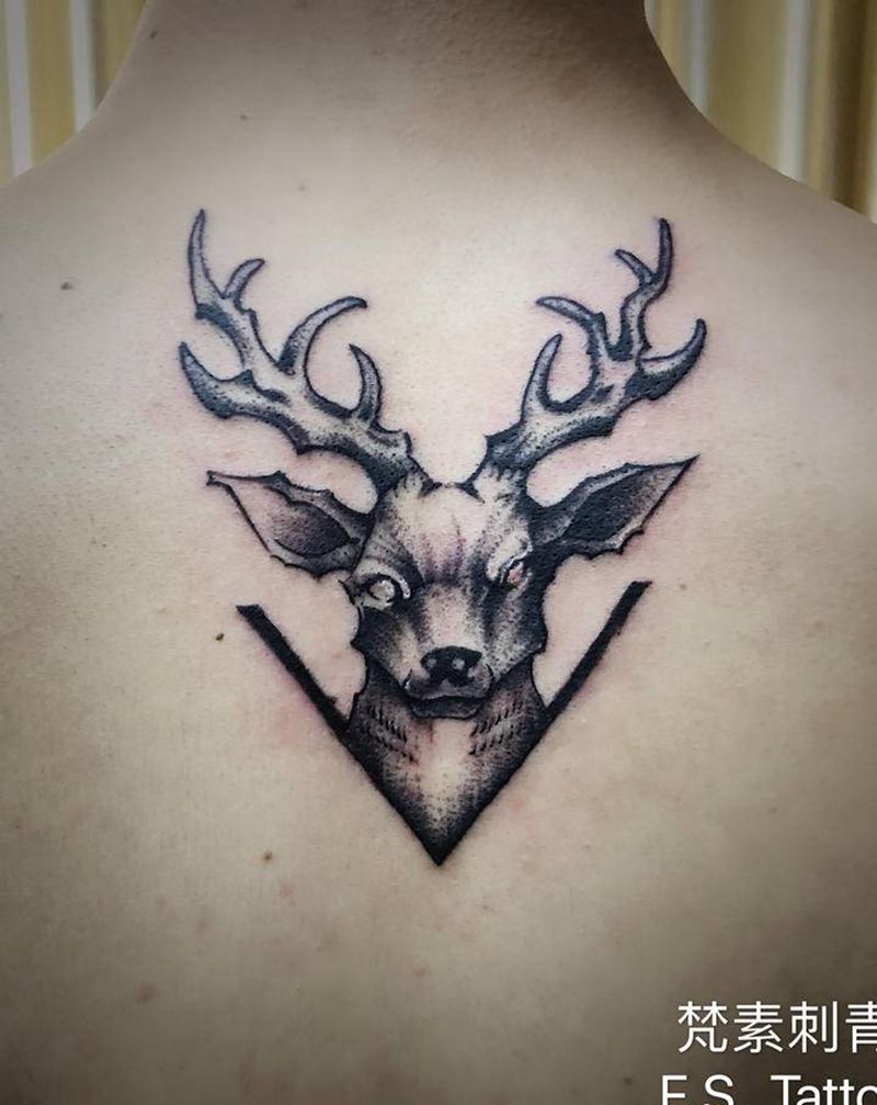鹿纹身图片_背部纹身图案