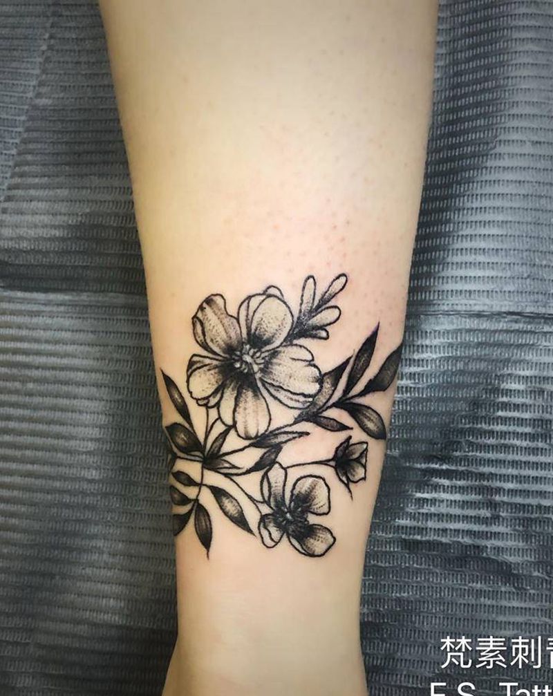 素花纹身图片_腿部纹身图案