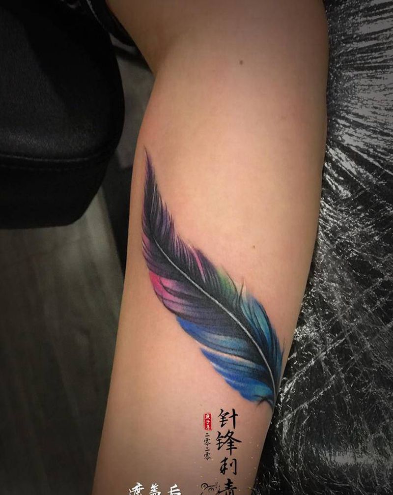 羽毛纹身图片_手臂水彩遮盖纹身图案