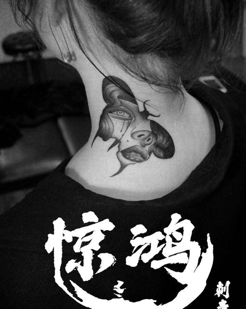 花胡蝶？纹身图片_颈部欧美写实纹身图案