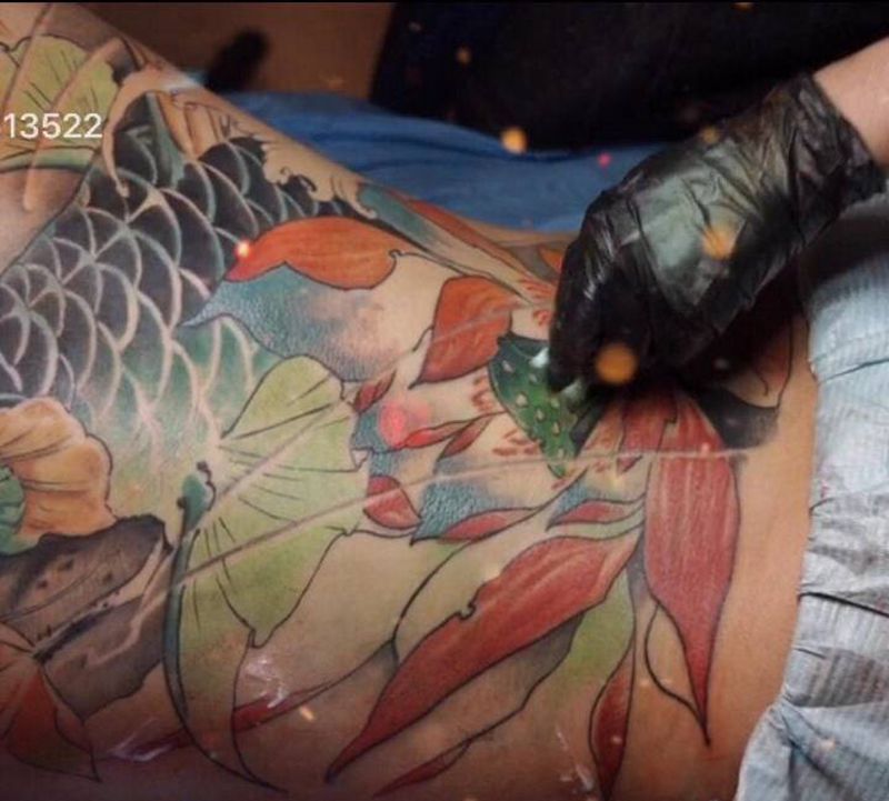 满背未完成纹身图片_背部新传统纹身图案