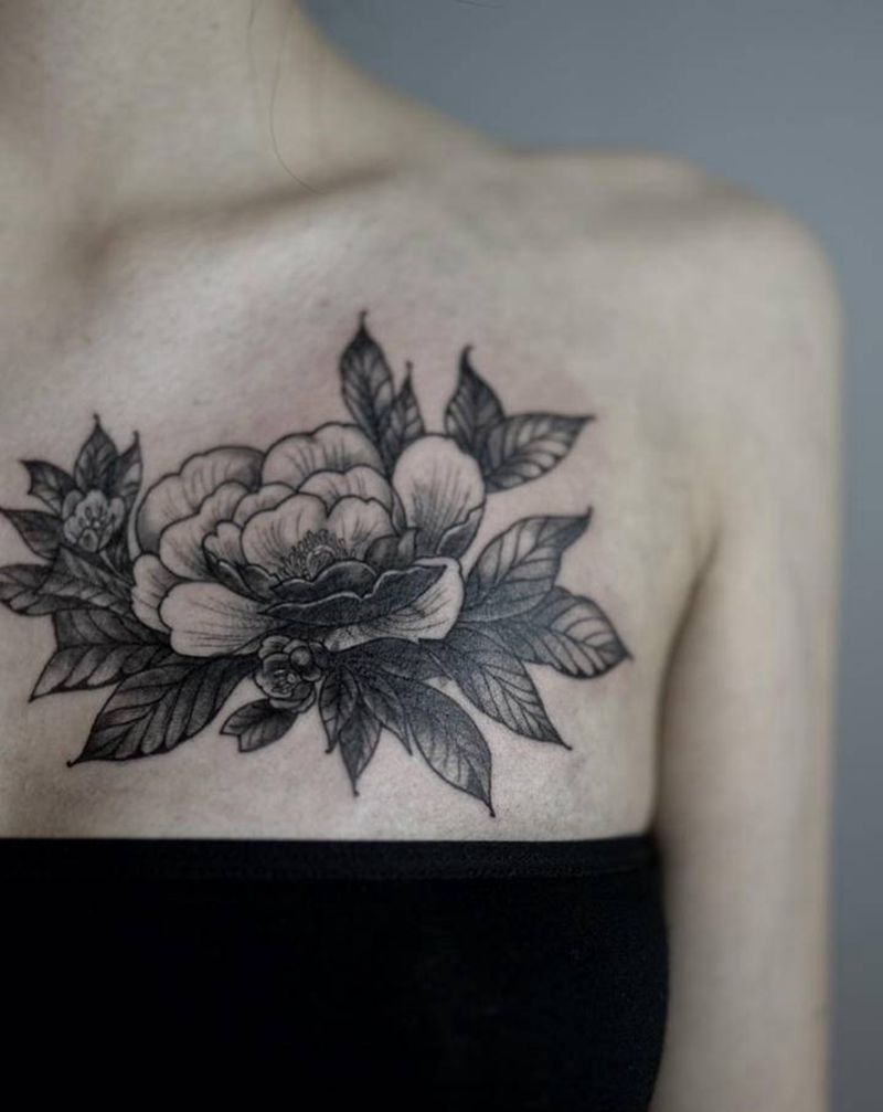 遮盖纹身图片_胸部花体字纹身图案