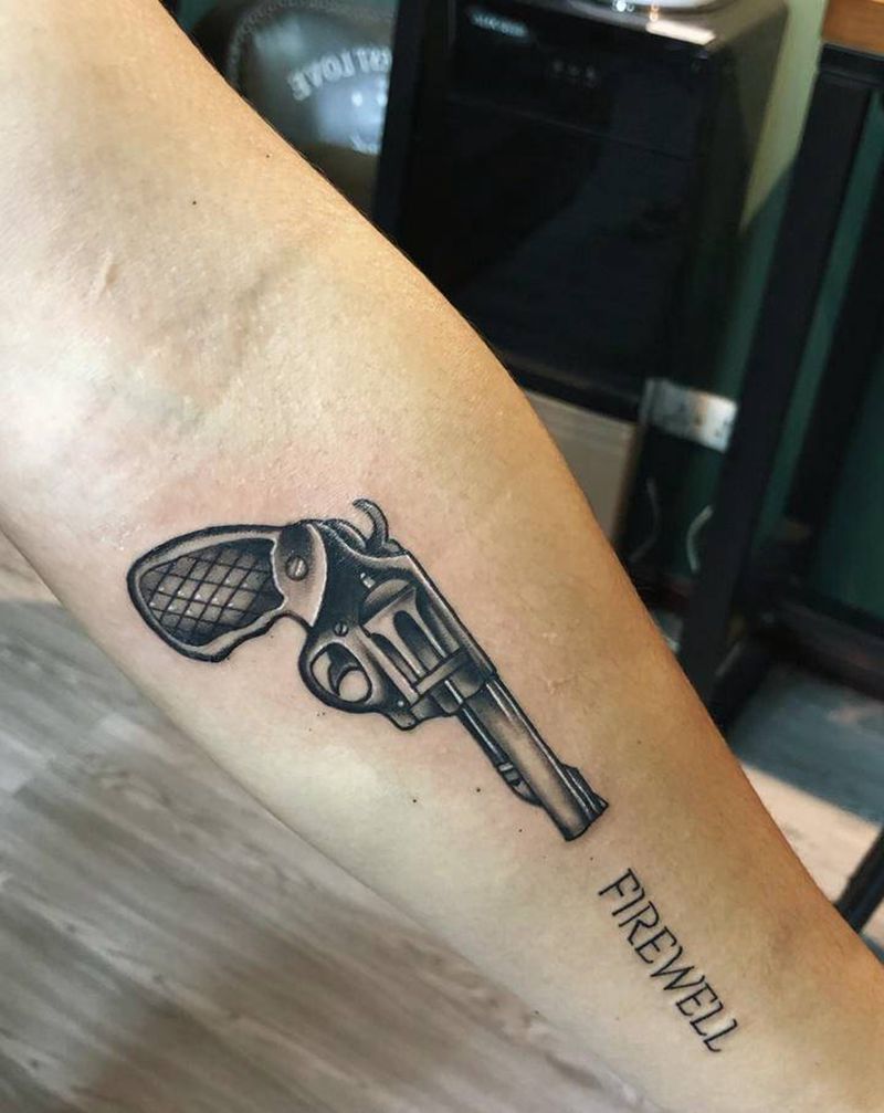 手枪纹身图片_手部手枪纹身图案