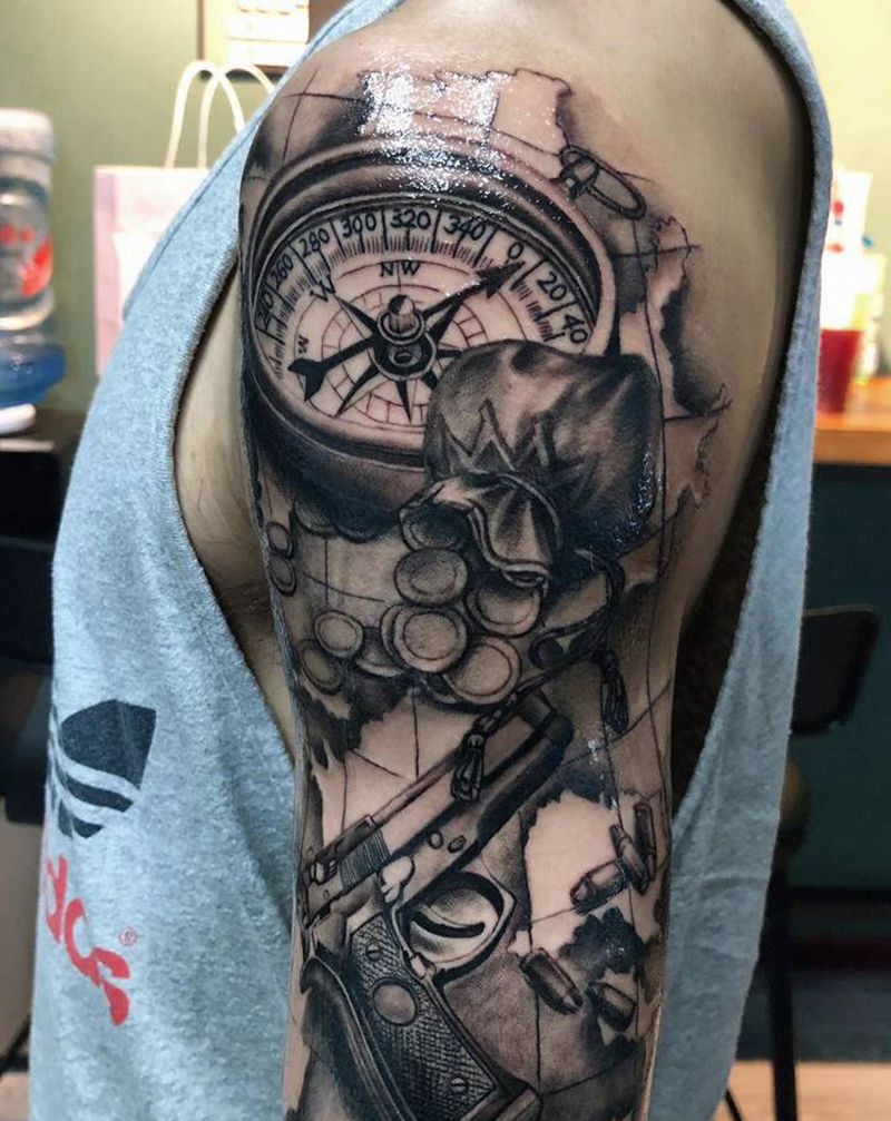 指南针手枪纹身图片_手部欧美写实纹身图案