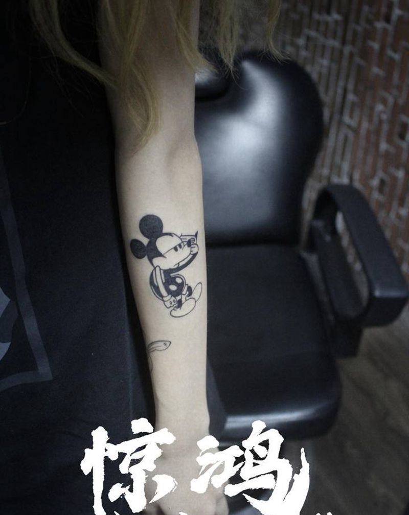 网抑云的米奇纹身图片_手臂Old School纹身图案