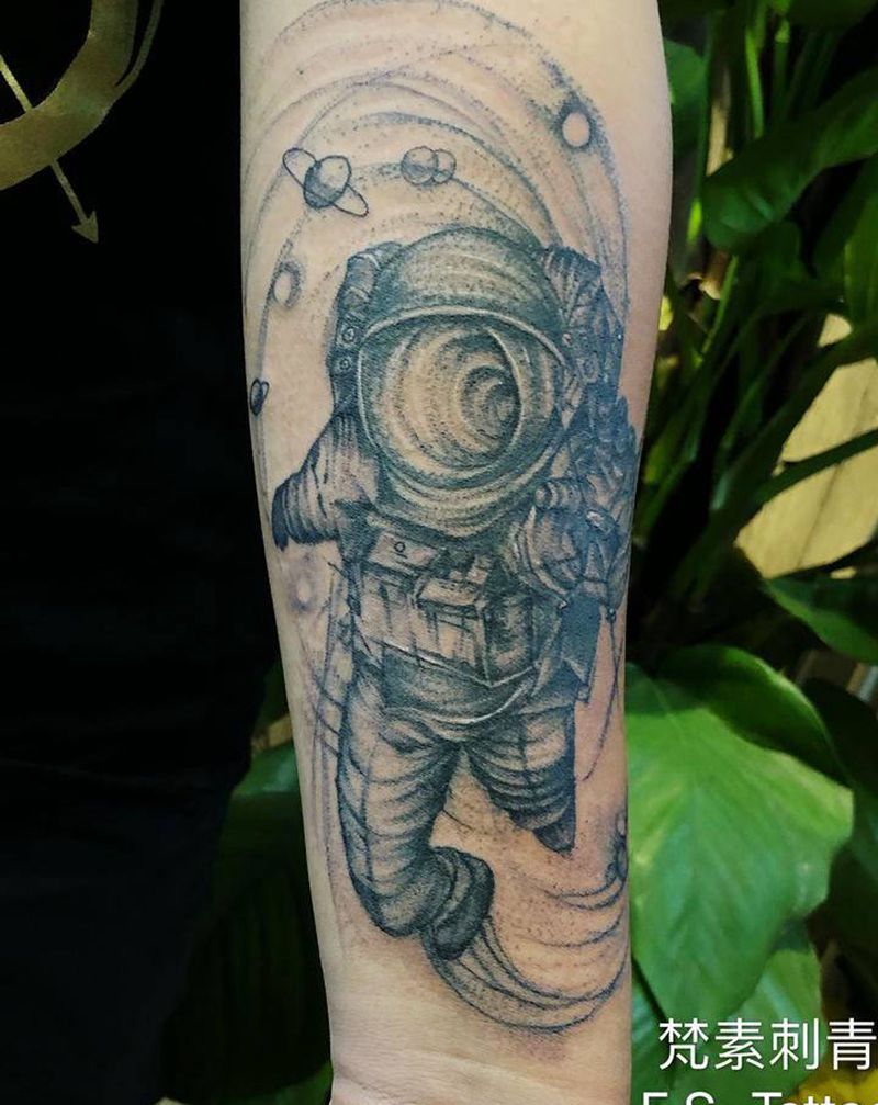 宇航员纹身图片_手臂点刺纹身图案