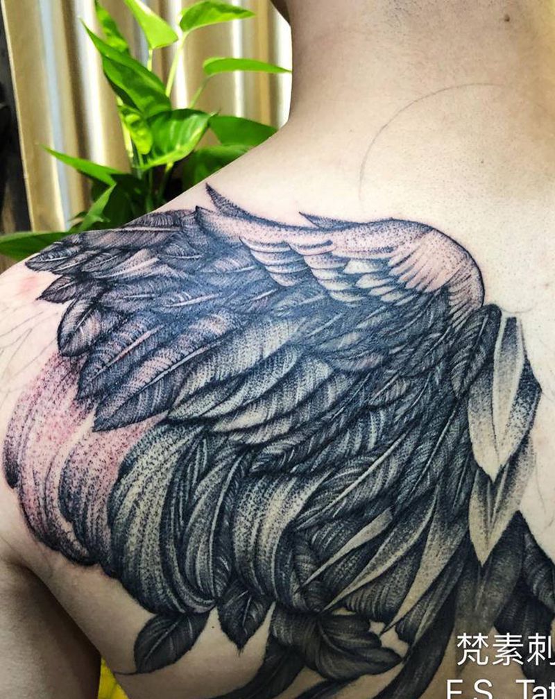 翅膀纹身图片_背部点刺纹身图案