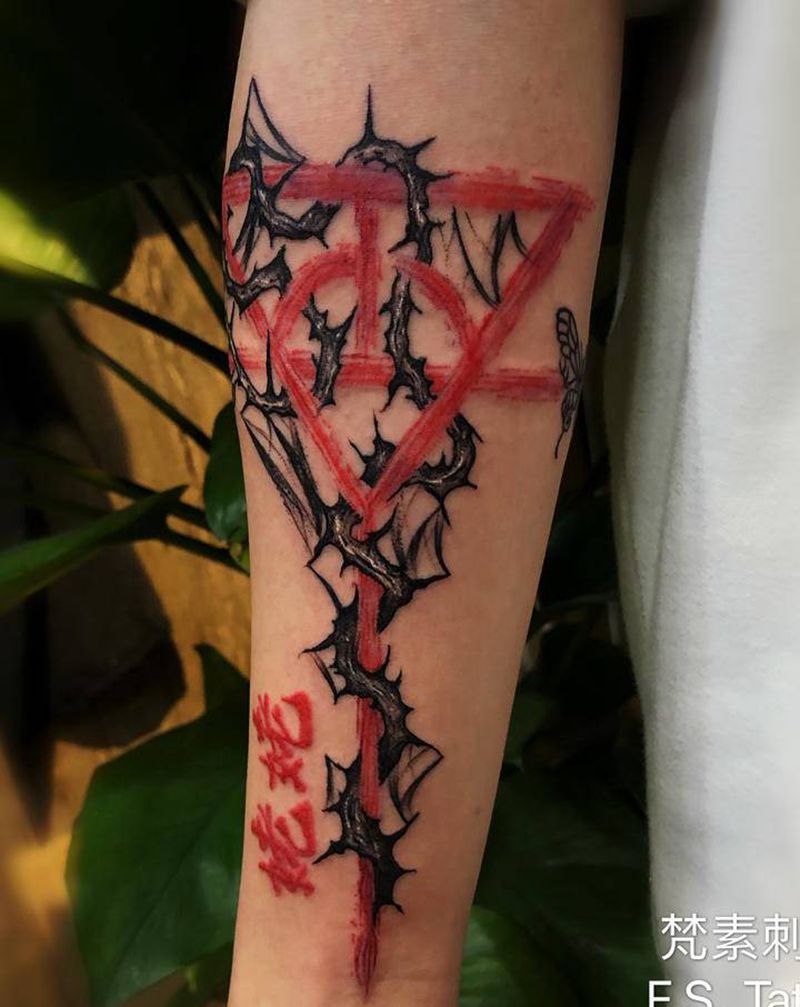 荆棘纹身图片_手臂花体字纹身图案