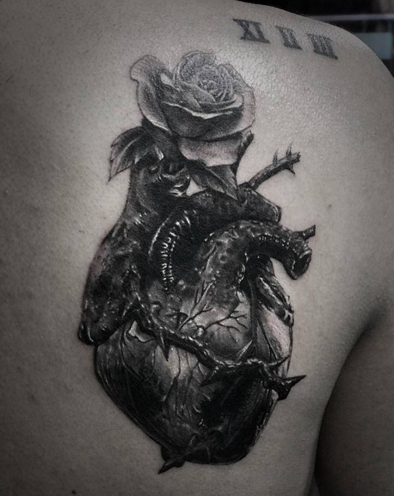 扎心纹身图片_背部欧美写实纹身图案