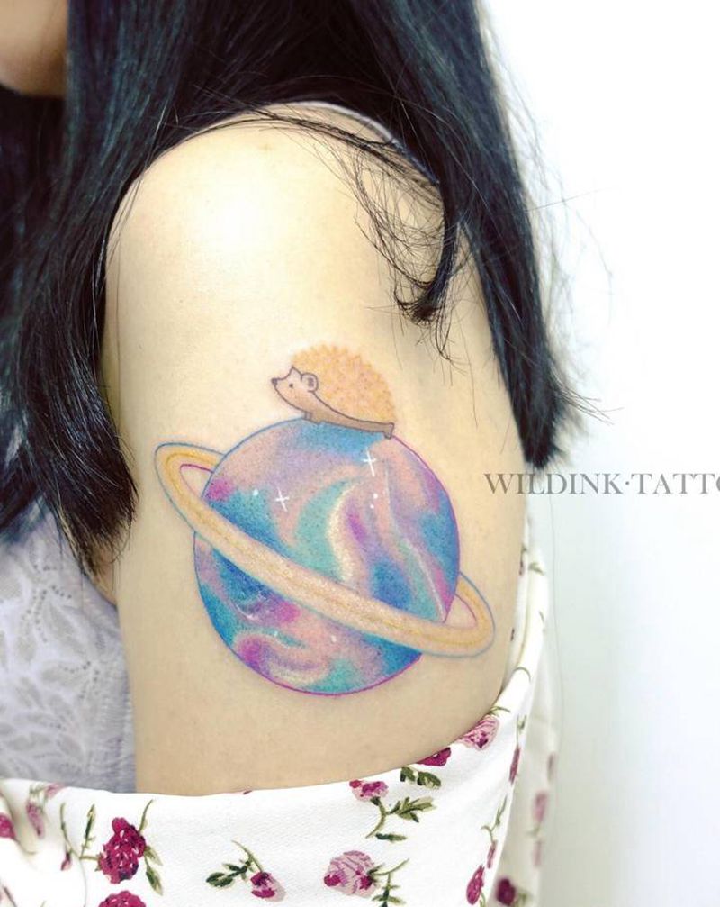 小刺猬的大星球纹身图片_手臂水彩刺猬星球纹身图案