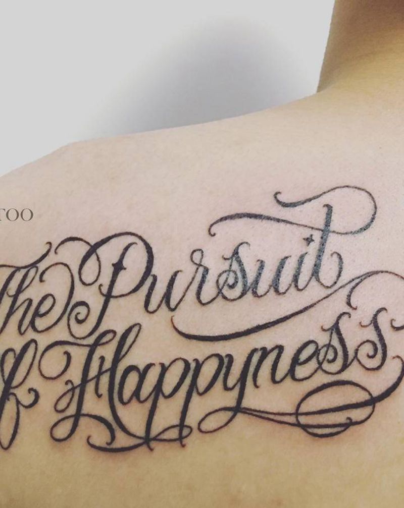 花体字纹身图片_背部肩部花体字字母设计纹身图案