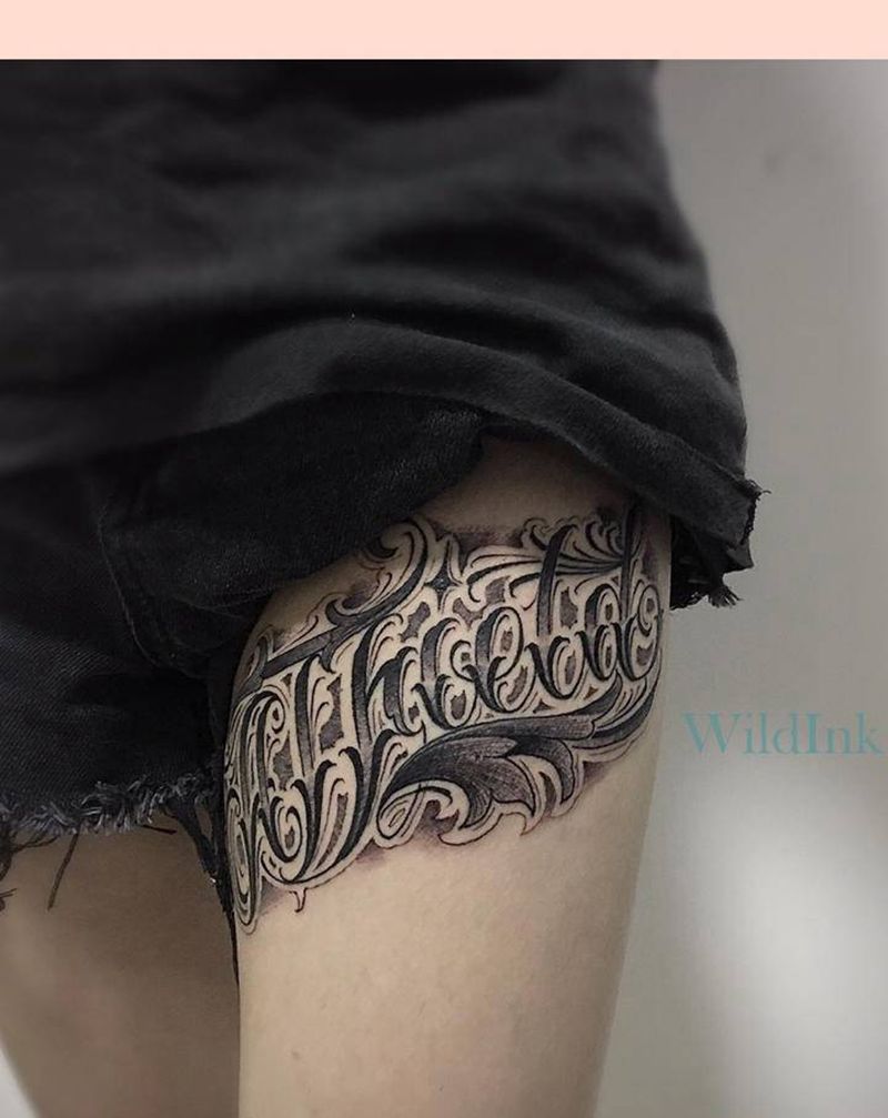 女生大腿花体字纹身图片_腿部花体字字母设计纹身图案