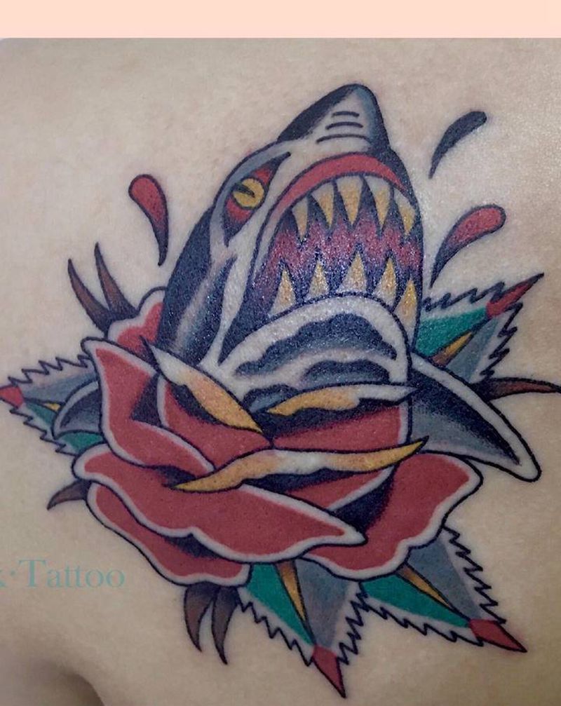 鲨鱼玫瑰纹身图片_背部肩部Old School老传统鲨鱼玫瑰纹身图案