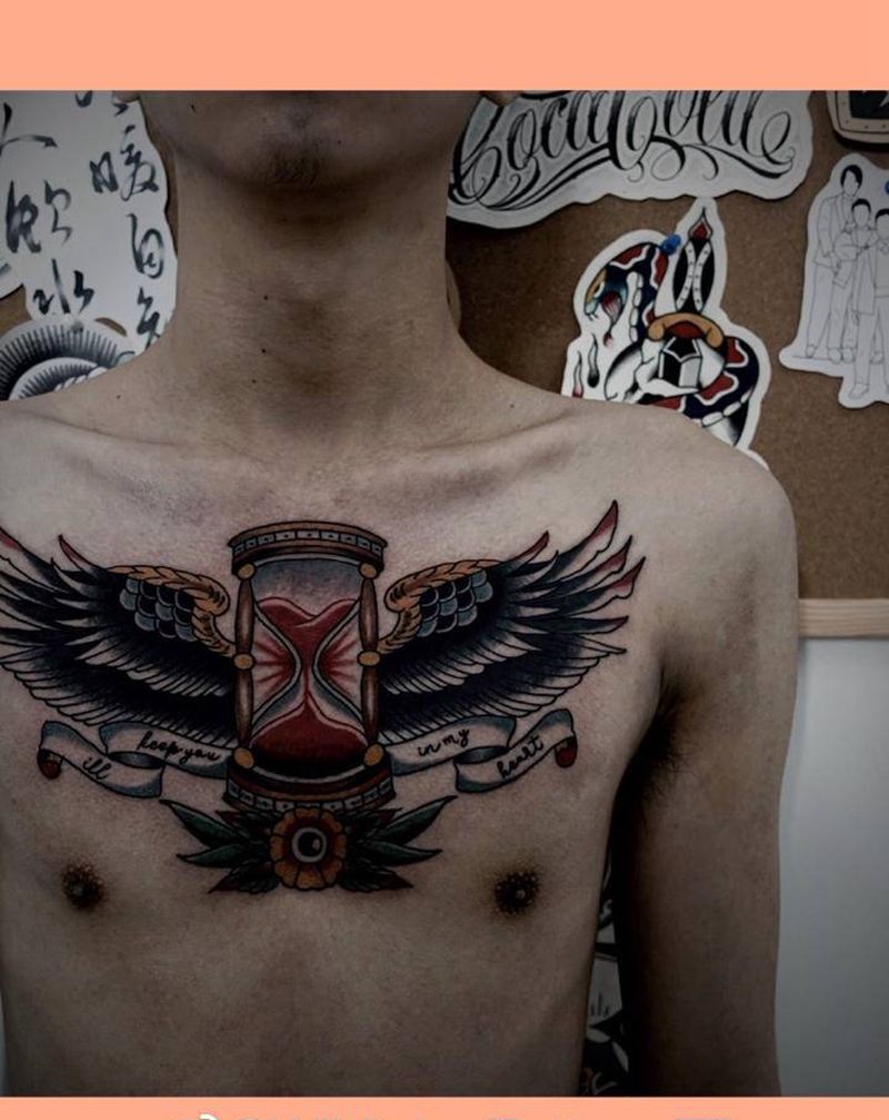 沙漏翅膀纹身图片_胸部老传统Old School沙漏翅膀纹身图案