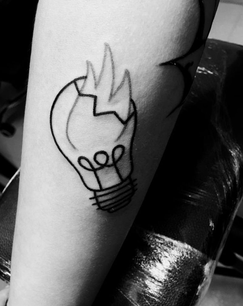 明灯纹身图片_手臂Old School火焰灯泡纹身图案