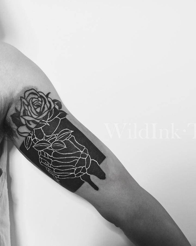 骷髅玫瑰纹身图片_手臂Old School几何骷髅手玫瑰纹身图案