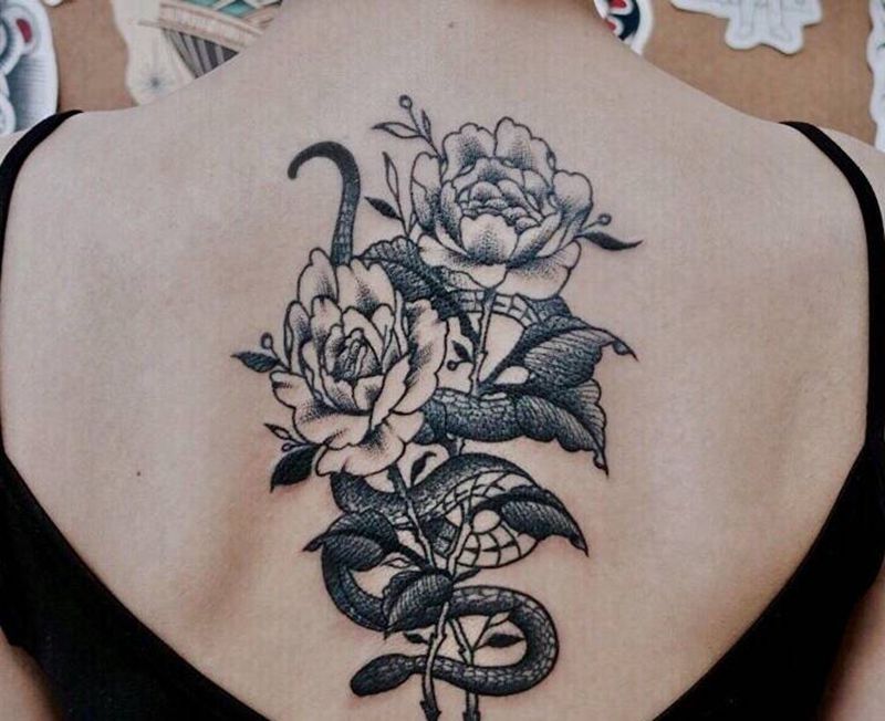 玫瑰与蛇纹身图片_背部点刺蛇玫瑰纹身图案