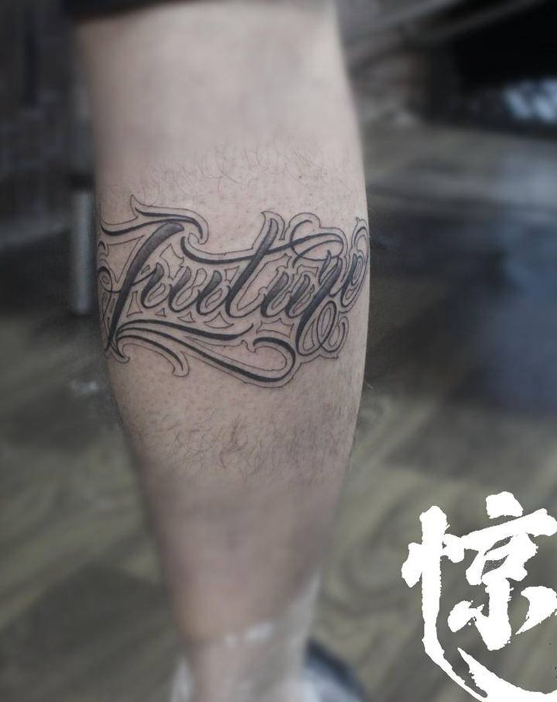 小腿奇卡诺英文纹身图片_腿部花体字纹身图案