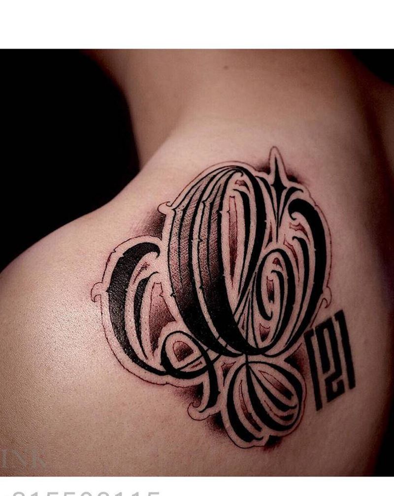 花体字母纹身图片_肩部背部花体字字母C纹身图案