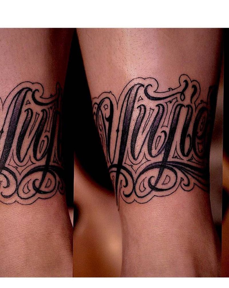 花体人名纹身图片_腿部脚部花体字字母名字纹身图案