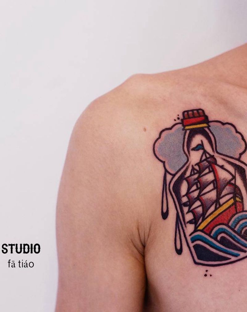 酒瓶帆船纹身图片_肩部胸部老传统Old School酒瓶帆船纹身图案