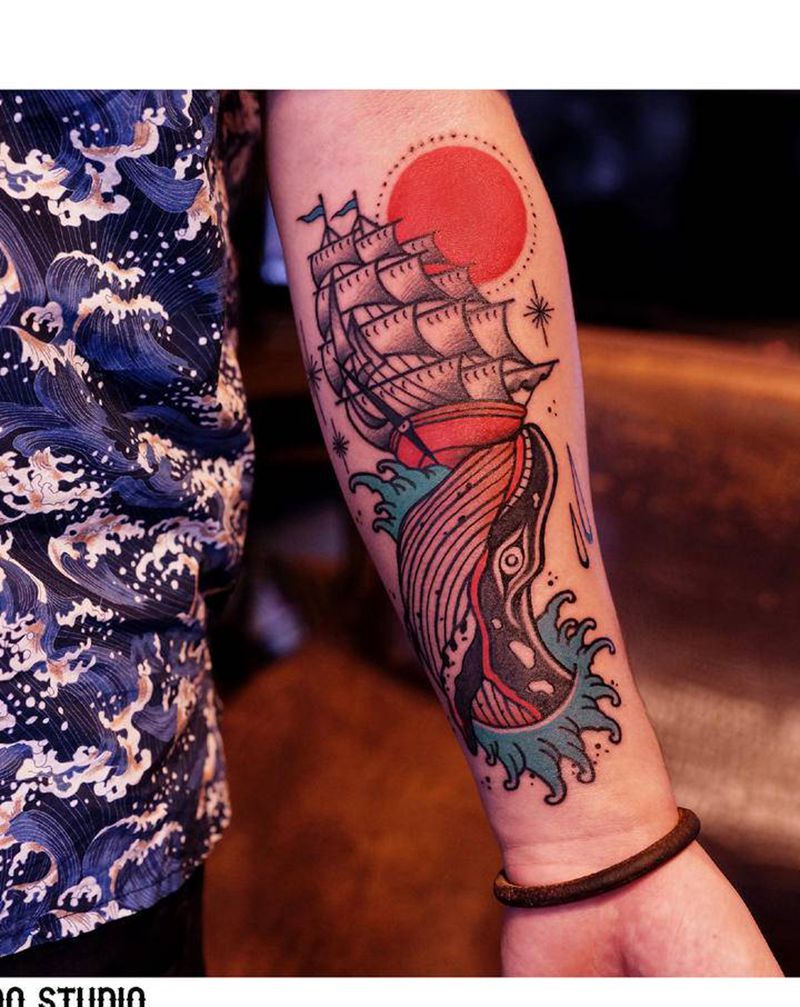 鲸&帆船纹身图片_手臂老传统Old School帆船鲸鱼海浪纹身图案