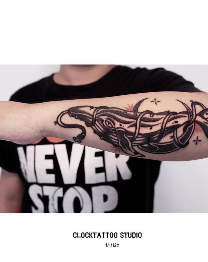 被束缚的鲸纹身图片_手臂老传统Old School鲸鱼纹身图案