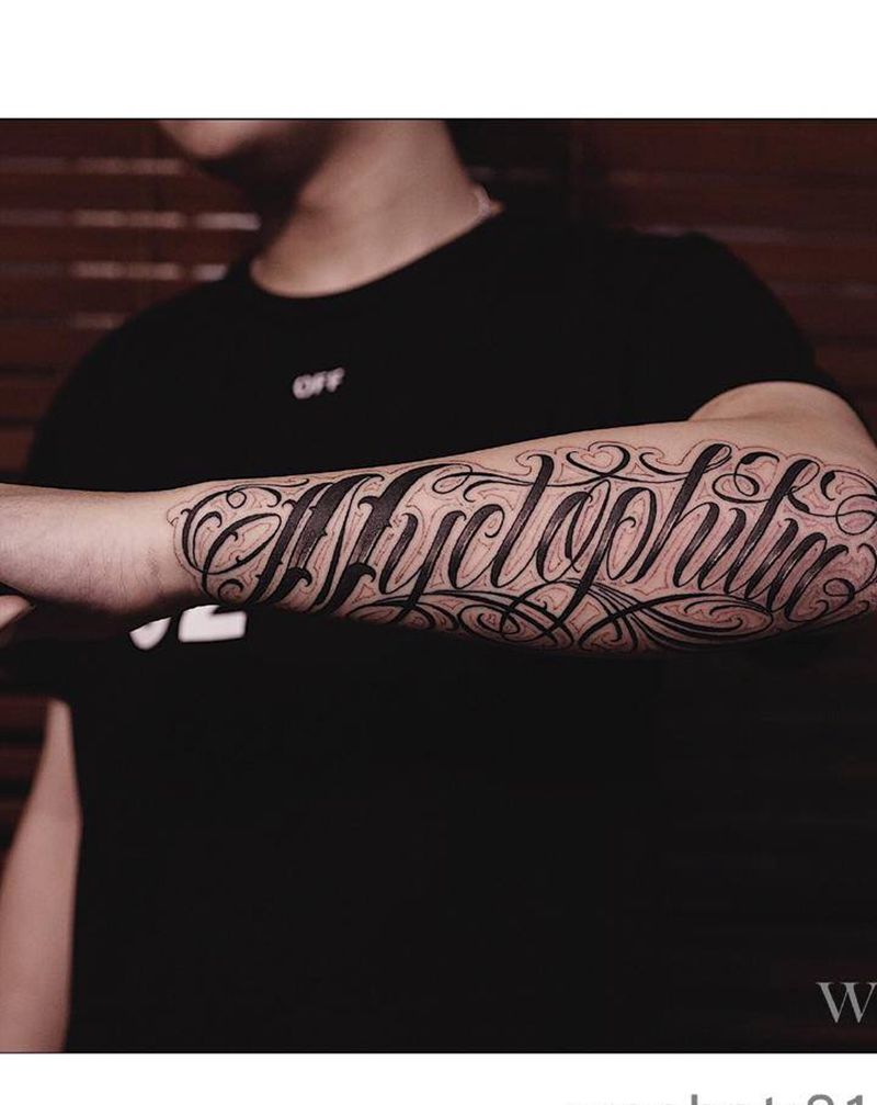 嗜夜者纹身图片_手臂花体字单词纹身图案