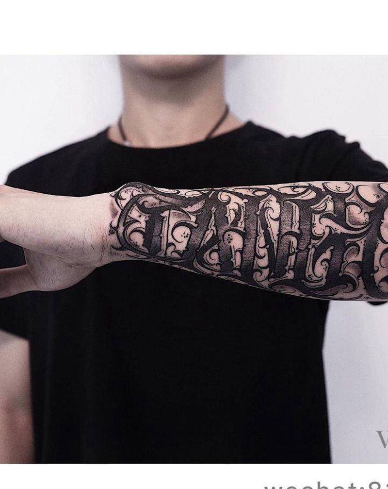 客人自己的名字纹身图片_手臂花体字名字纹身图案